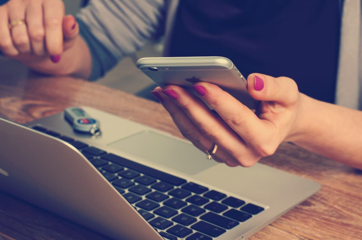 Telefoon gebruiken om AI verbouwcoach te raadplegen