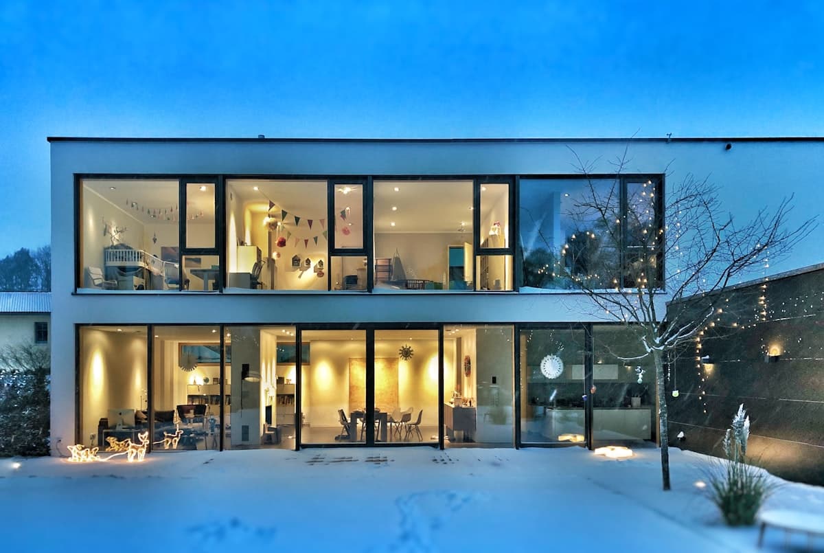 Modern huis met uitbouw en grote ramen